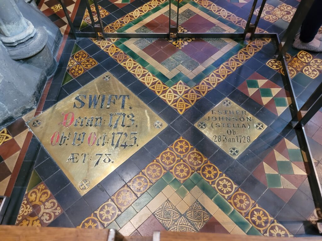 Grabsteine von Jonathan Swift und Lebensgefährtin in der St. Patrick’s Cathedral